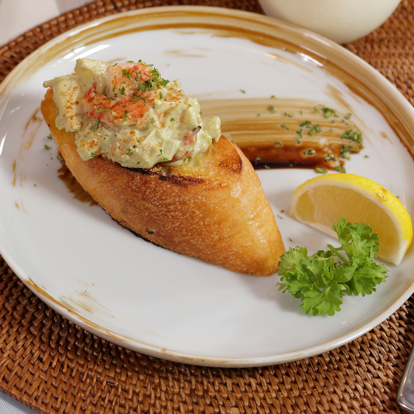 鮮蝦牛油果乳酪沙律配烘法國麵包